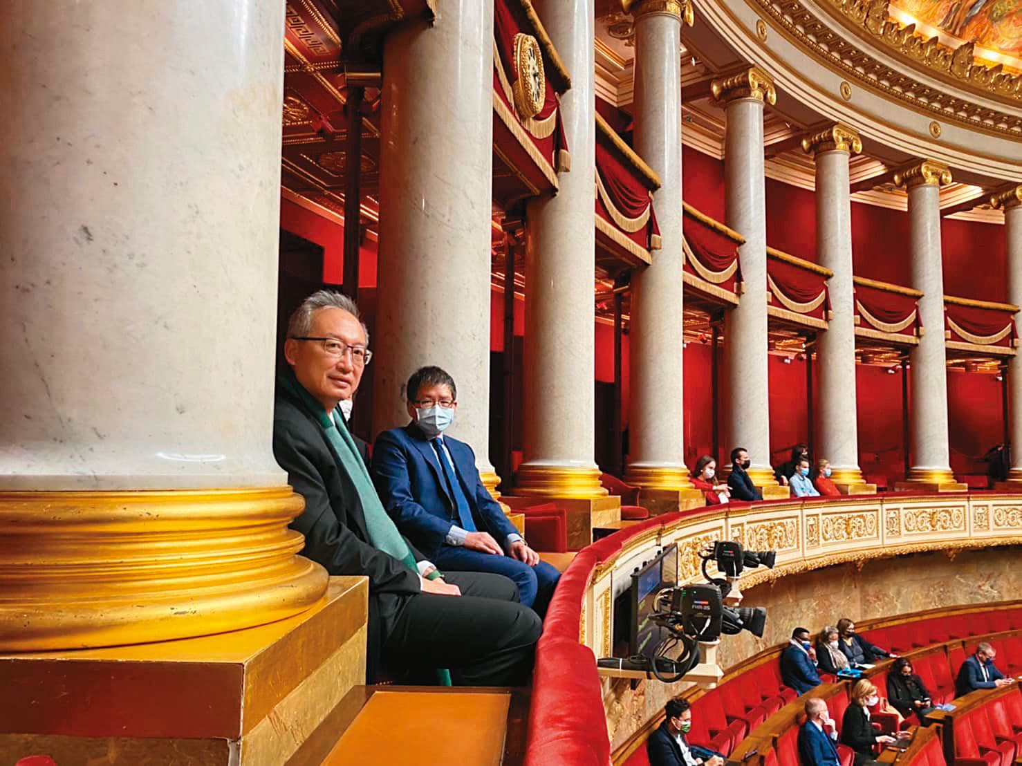 去年11月,吳志中(左)在國民議會外交貴賓旁聽席,見證國民議會以壓倒性多數通過挺台法案。(翻攝吳志中臉書)