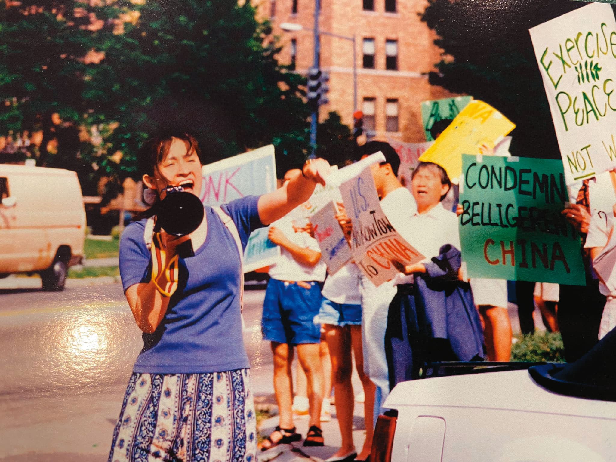 1996年第三次台海危機爆發,蕭美琴與友人在華府中國駐美大使館前抗議。圖為她在街上賣力嘶吼。(翻攝蕭美琴推特)