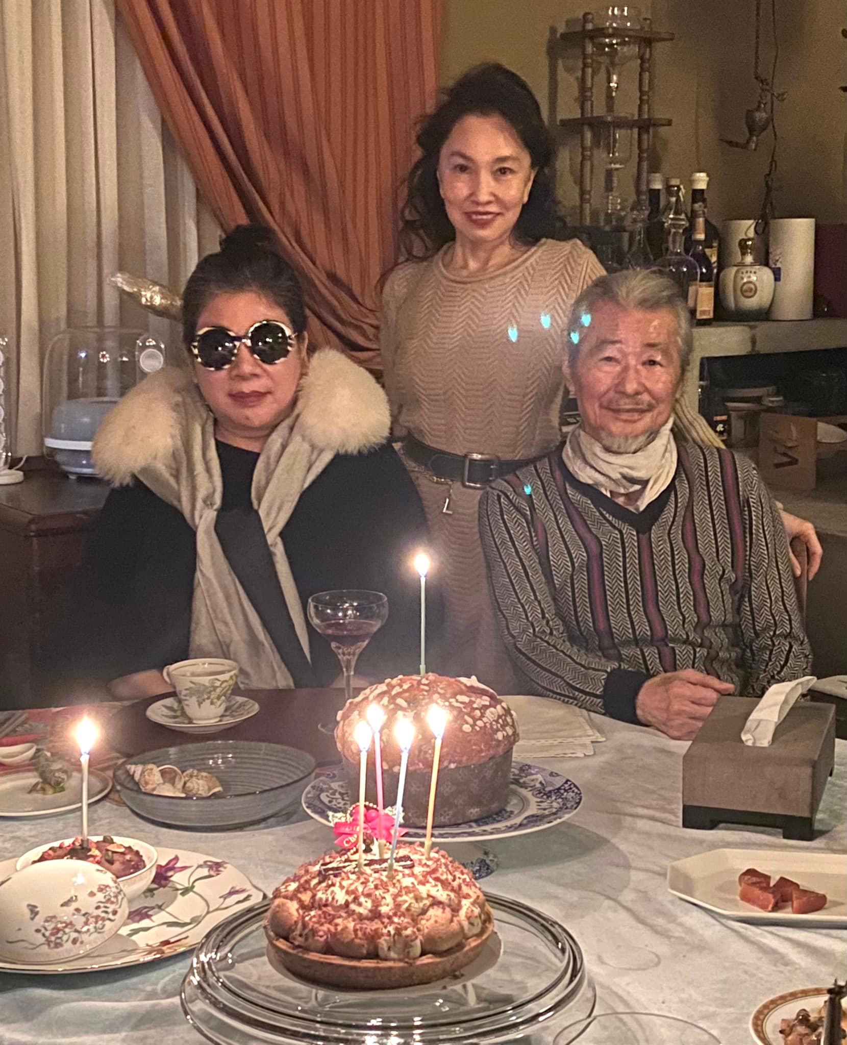 陳文茜(左)和施明德(左)及其妻子陳嘉君(中)共度耶誕夜。(翻攝自施明德臉書)