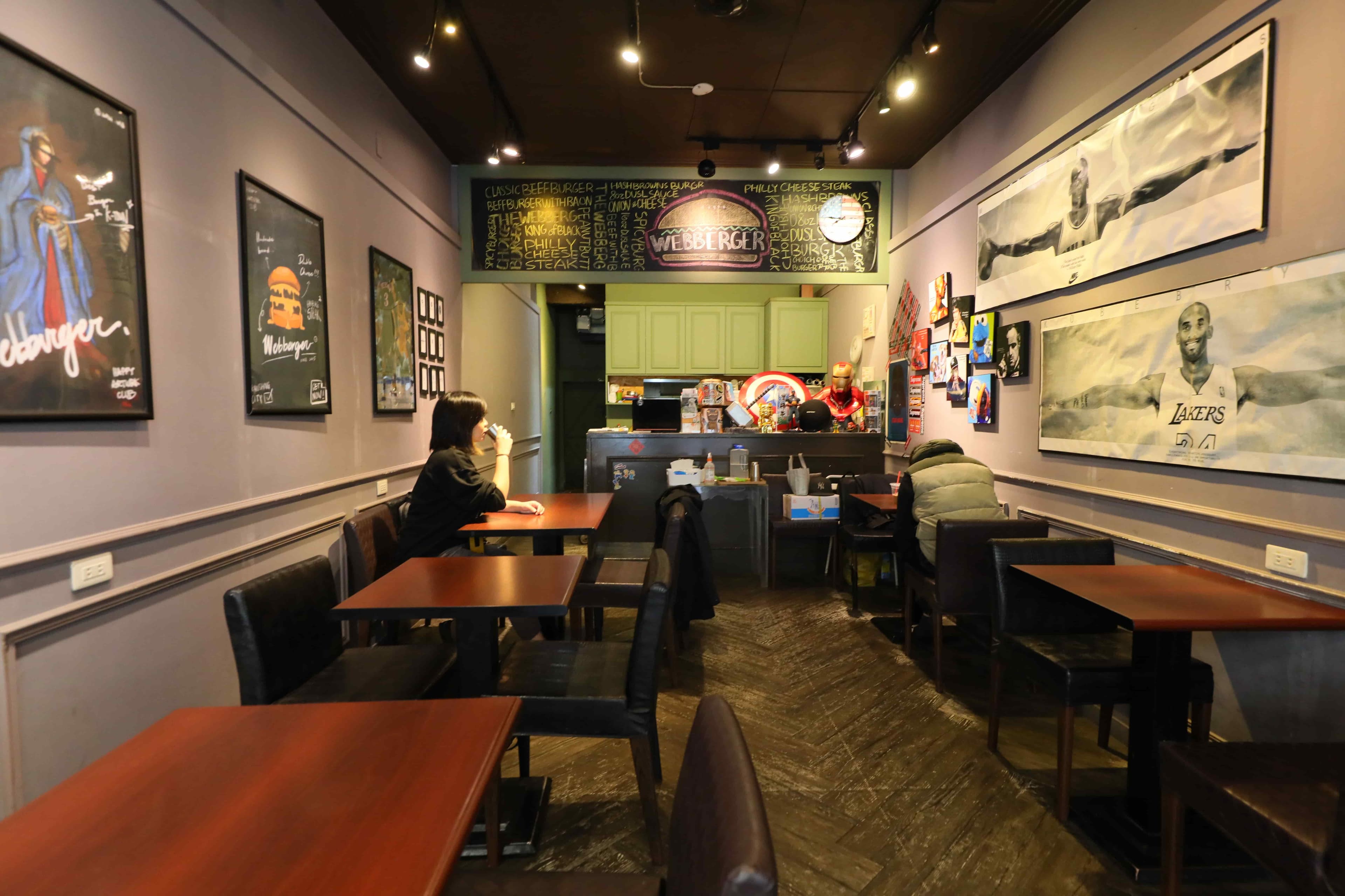 「Webberger」的店內環境走簡單低調的美式風格，在這裡用餐舒適又輕鬆。
