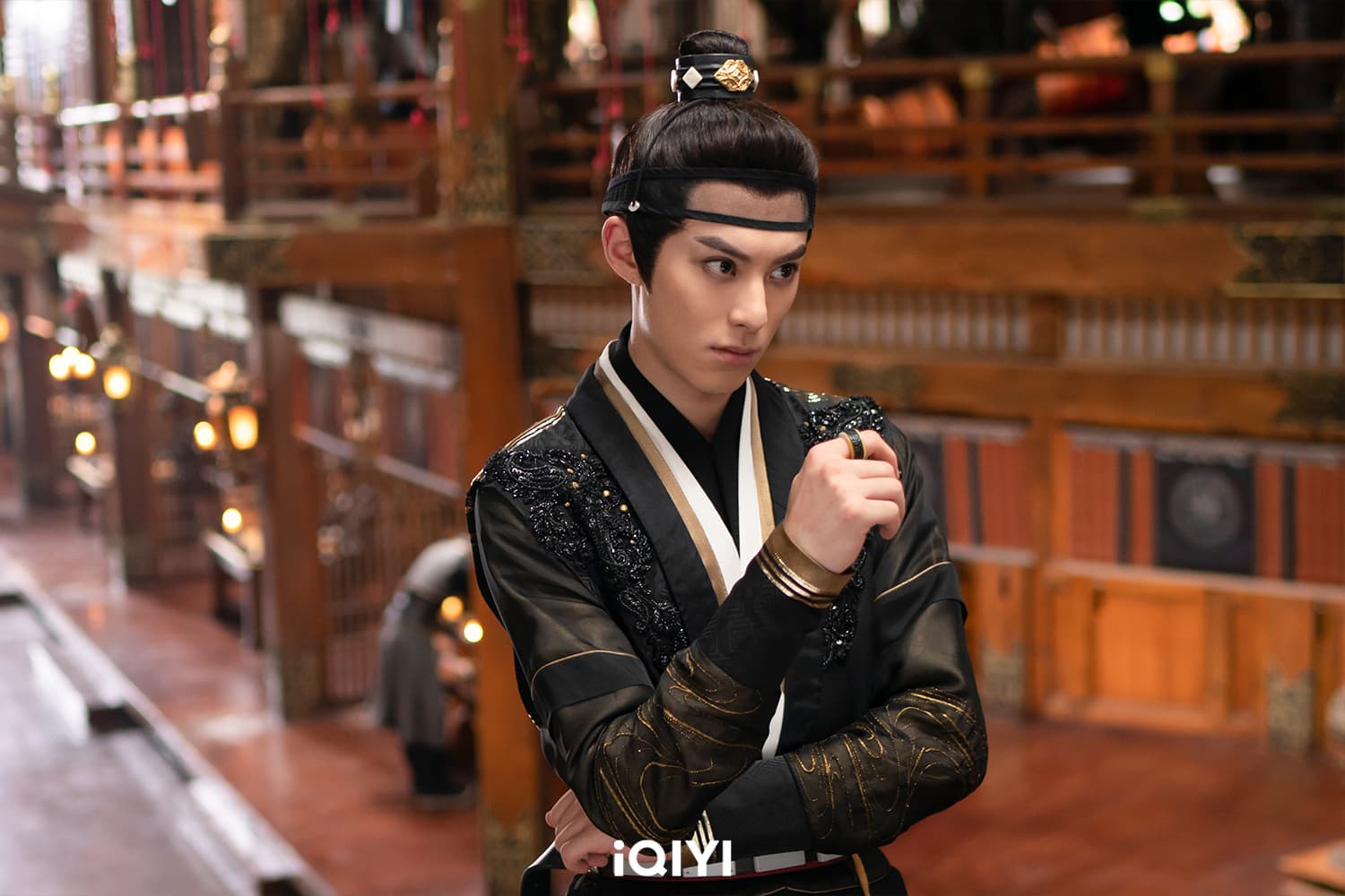 「尊上」王鶴棣承諾新作《浮圖緣》若熱度破萬要挑戰倒立洗頭。（愛奇藝國際站提供）