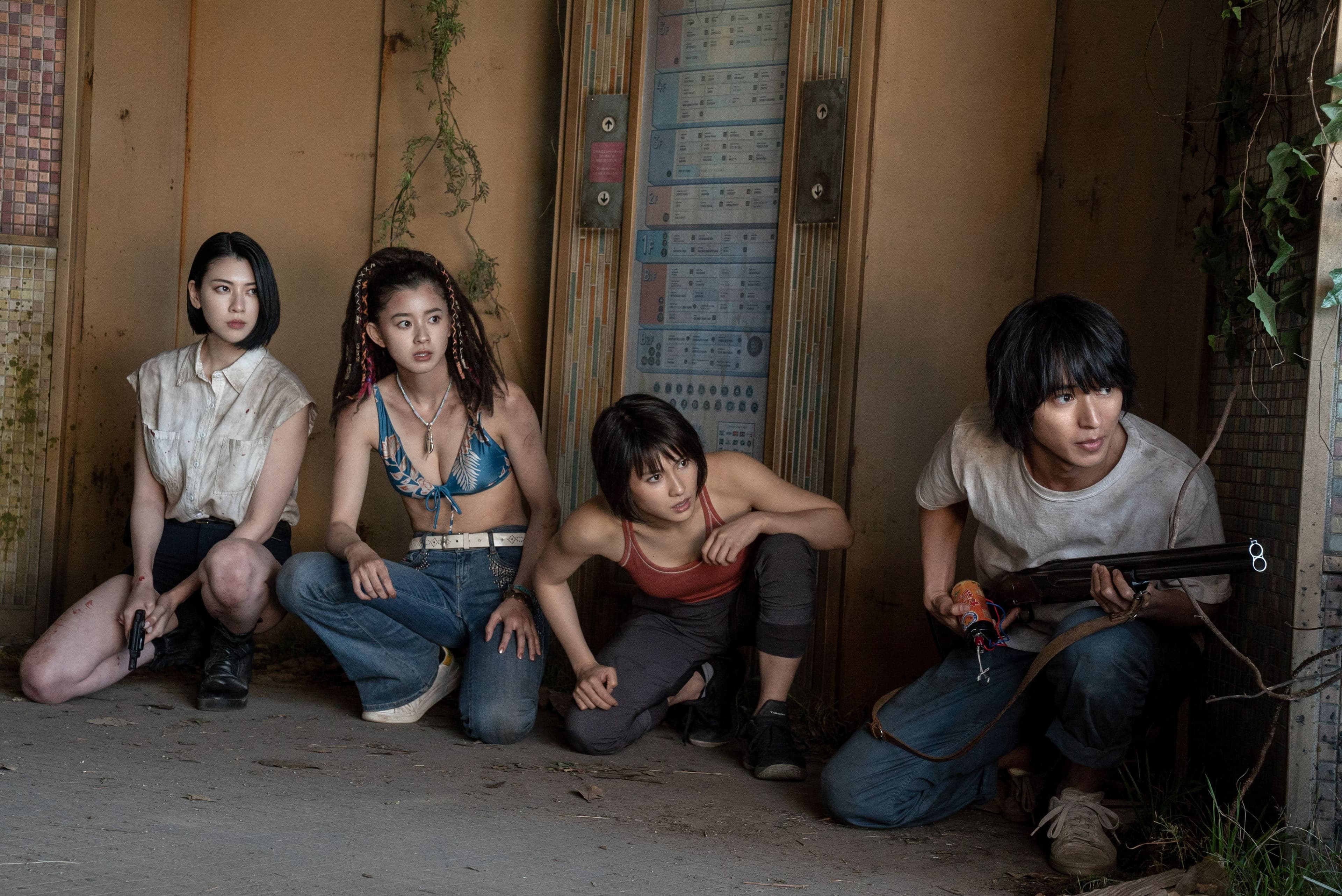 Netflix獨家驚悚生存影集《今際之國的闖關者》第2季掀起收看熱潮,由左至右:三吉彩花、朝比奈彩、土屋太鳳、山崎賢人。(Netflix提供)