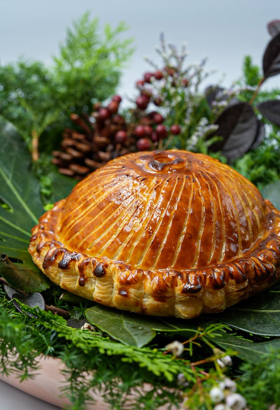 「屏東乳鴿Pithivier」為本季主打主餐。(套餐5,280元/人,樂斐提供)