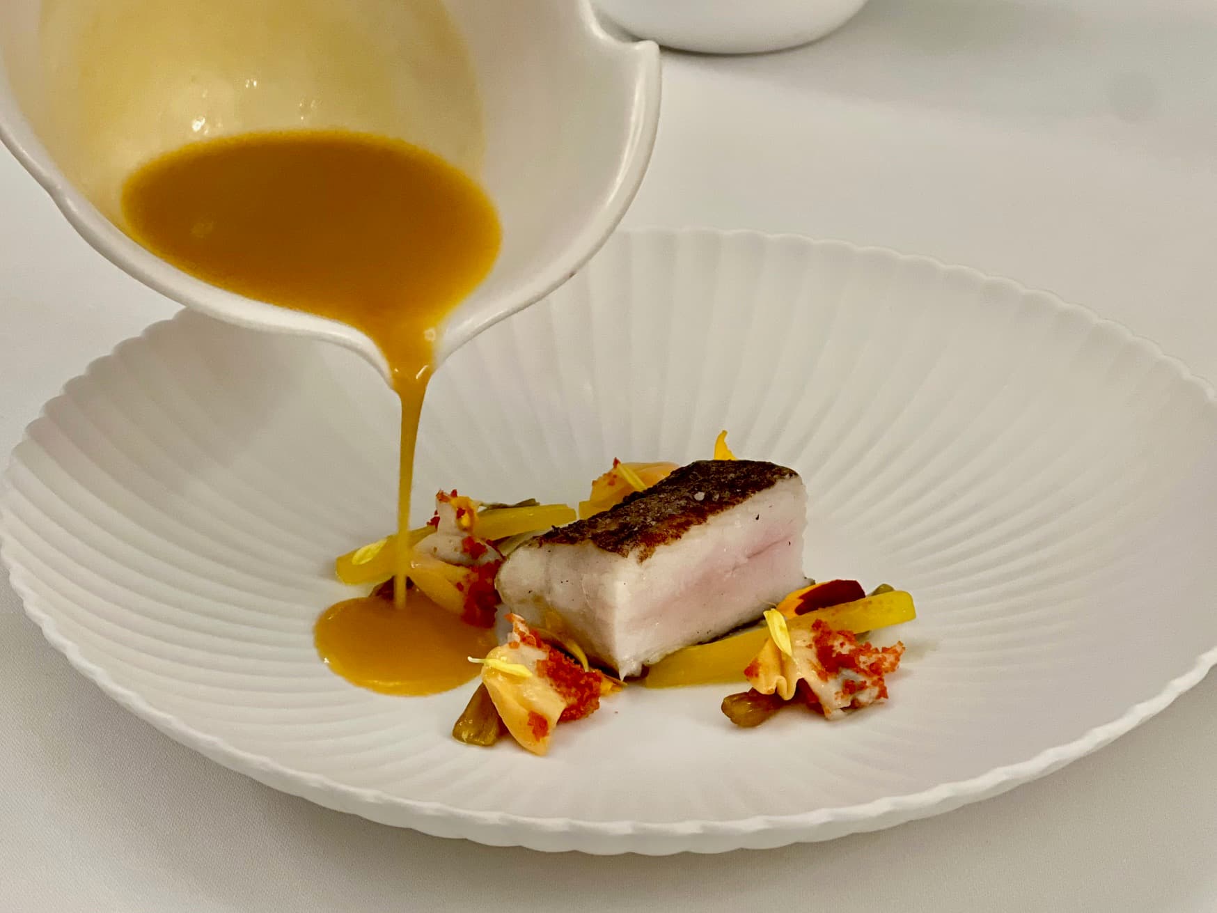 「船釣油帶」淋上橘紅色微辣的栗子南瓜醬汁。