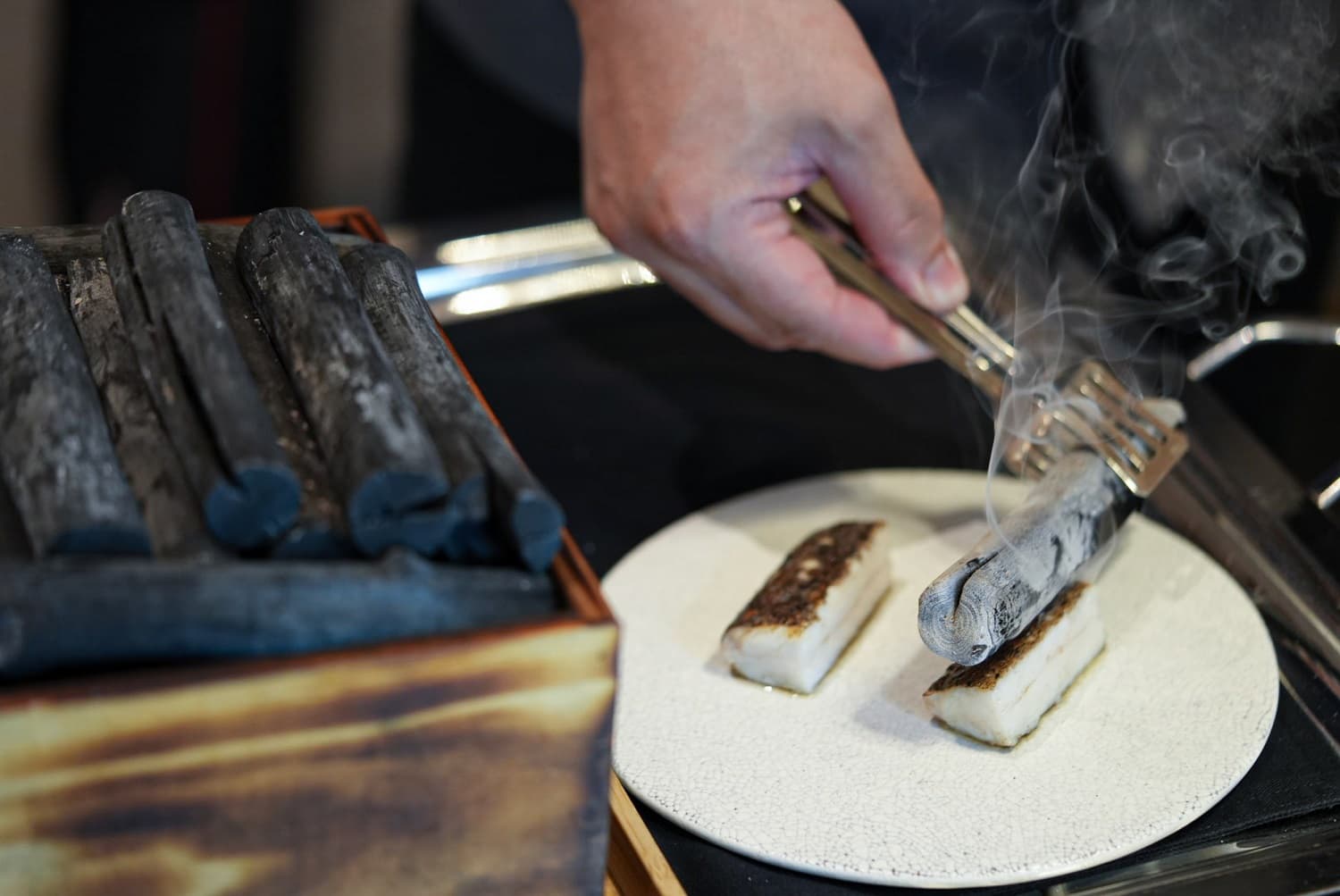 油帶魚以炭高溫炙燒表皮帶出香氣。(樂斐提供)