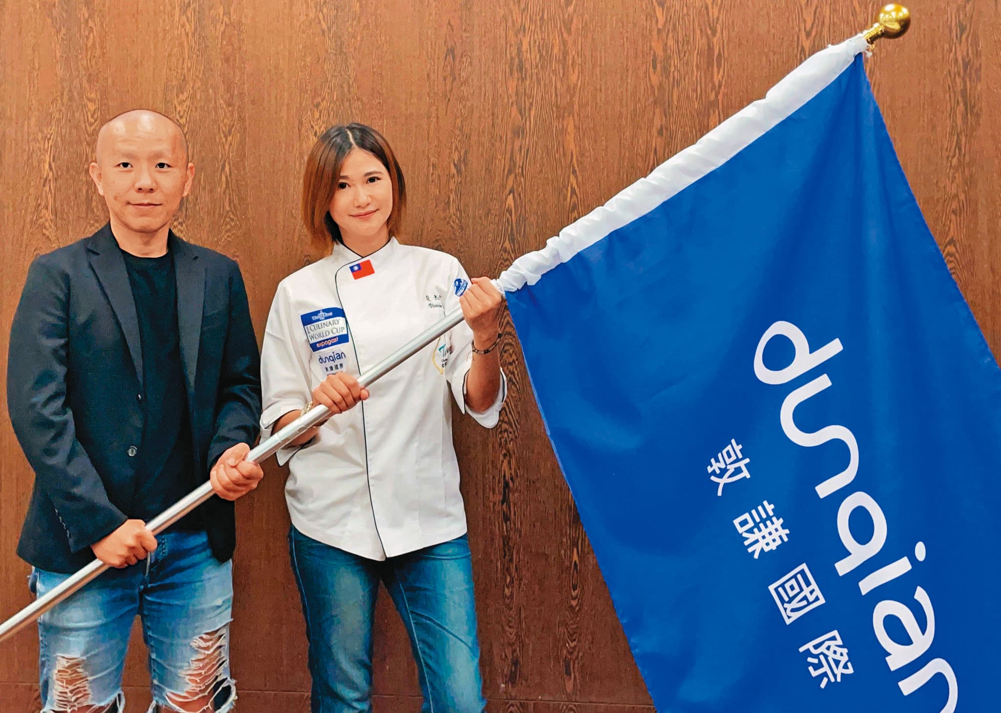 戴勝益兒子戴東杰(左)自創的雀客,2020年加入敦謙,讓該集團旅館數大增。右為敦謙力挺的世界廚藝金牌選手裴志偉。(翻攝敦謙國際臉書)