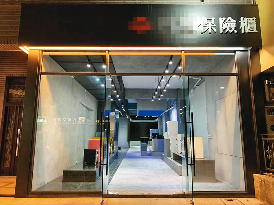 蘇姓負責人經營的保險櫃公司,主打將保險櫃視為精品傢俱,分店遍全台。(翻攝臉書)