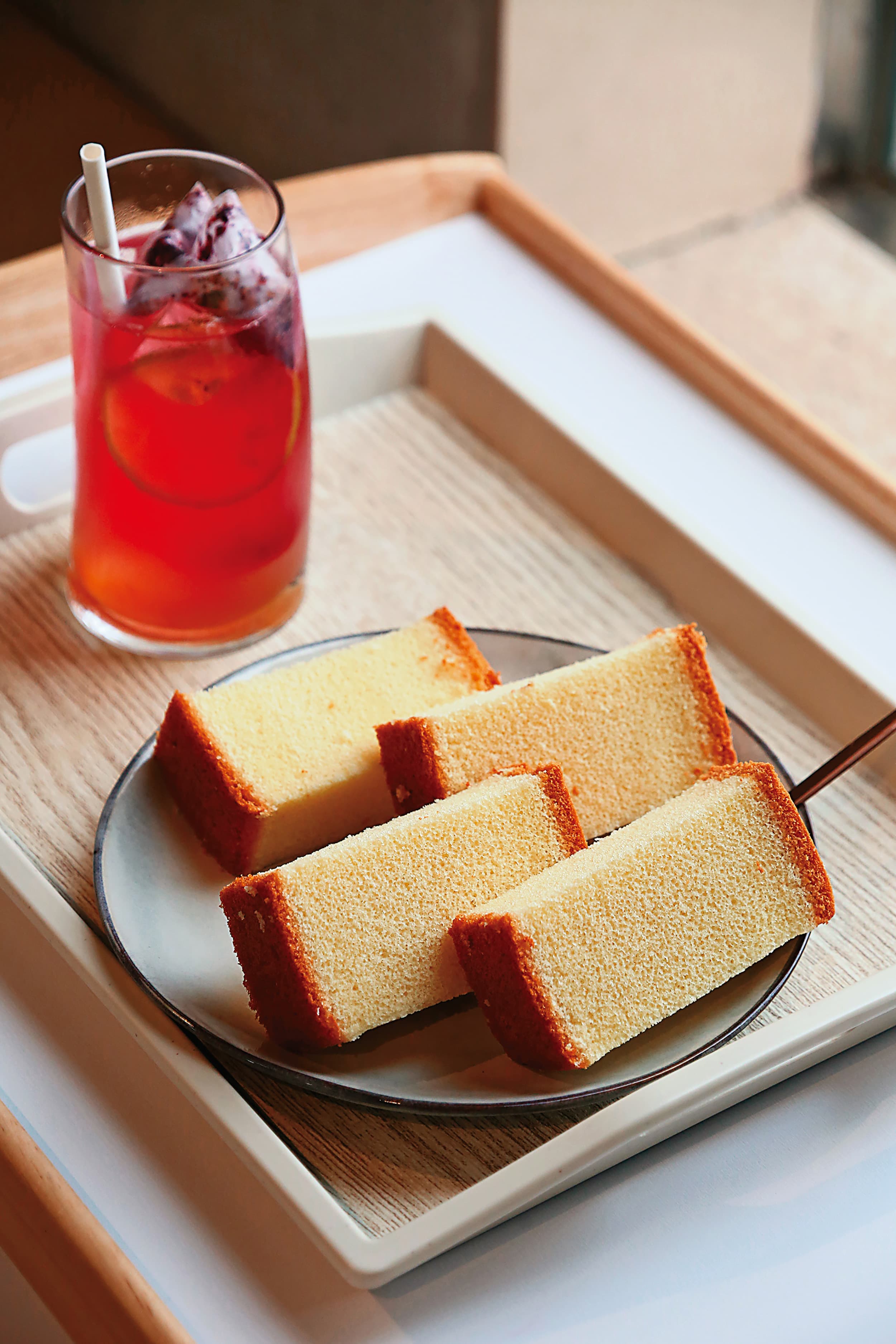 「厚蜂蜜蛋糕」（前，100元／份）與氣泡飲「水蜜桃公主」（後，150元／杯），是最受歡迎的人氣組合。