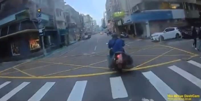正義哥一路尾隨該名機車大叔，一度表示要報警，大叔則加速鑽巷弄欲逃逸。（翻攝畫面）