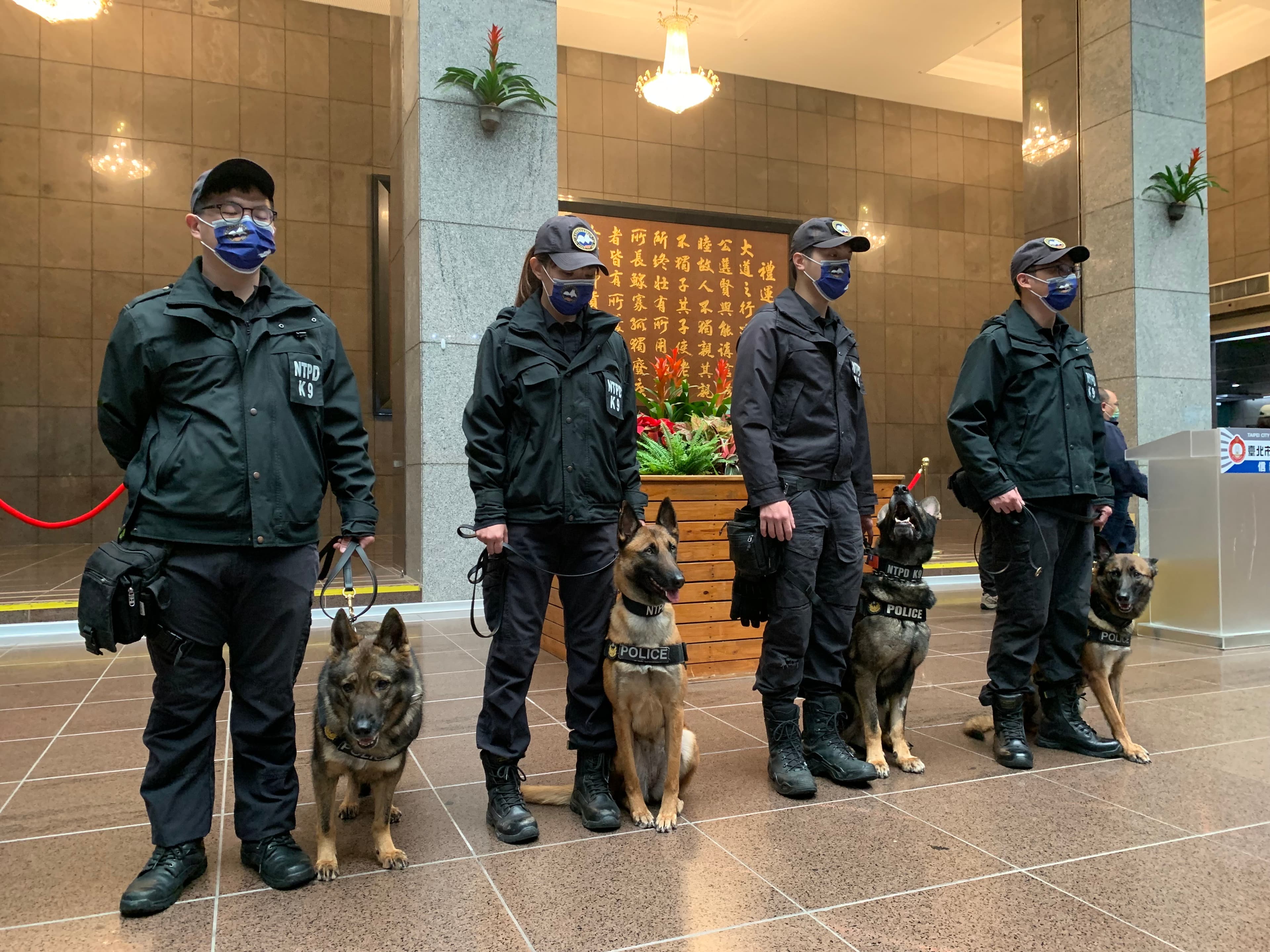 新北市警局警犬隊將進駐加強會場、重要建築設施偵蒐清查。(警方提供)