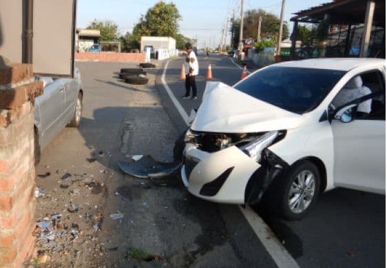 車禍原因是有「小蟲」飛到女駕駛手上，女駕駛受到驚嚇，想把蟲子抖掉，才釀起這場悲劇。（民眾提供）