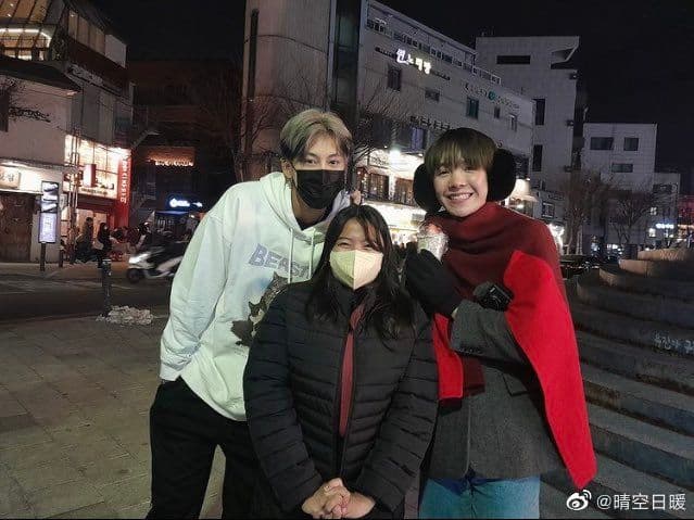 泰星Boun(左)和Earth(右)在首爾街頭與粉絲大方合照,對比其他兩人包得緊緊,Boun輕裝讓大家看得傻眼。(網路圖片)