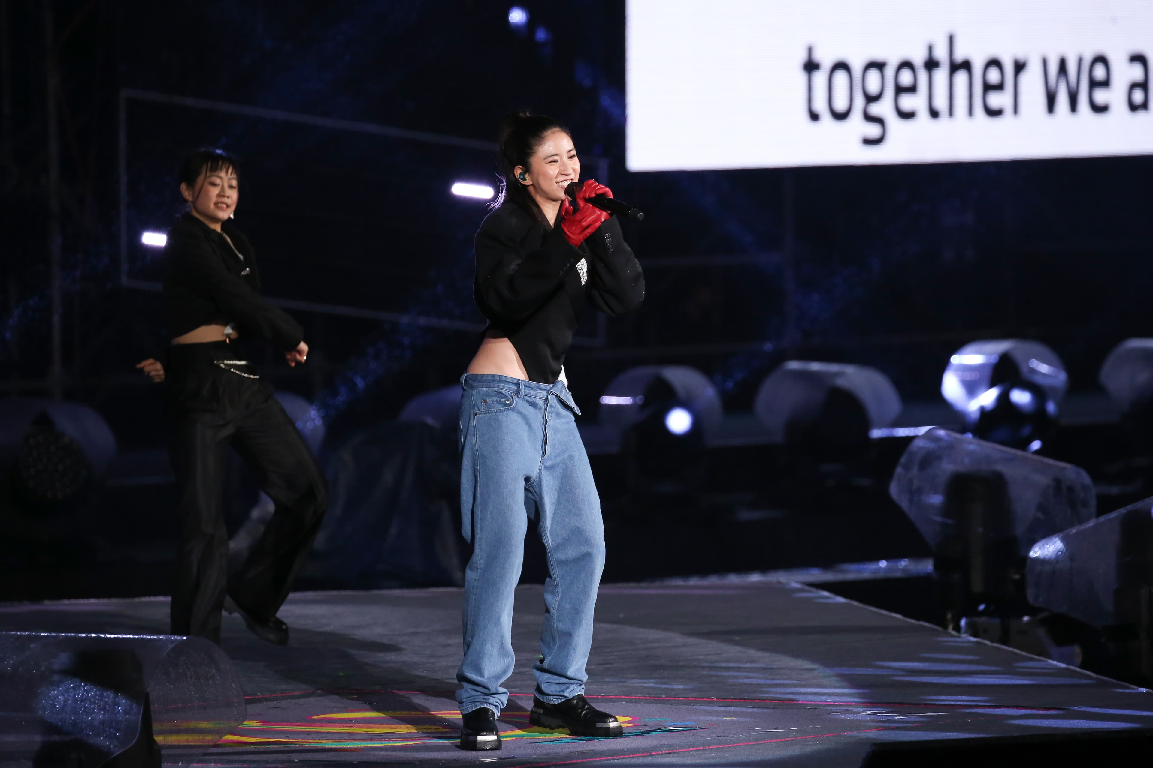 9m88一身黑白褲裝,腰際兩側清涼,盡顯美麗小蠻腰。