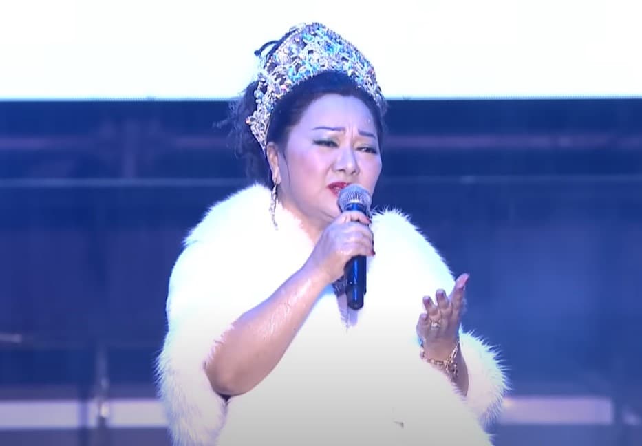 白冰冰跨年夜在花蓮嗨唱日劇爆紅神曲〈first love〉,掀起網友熱議。(翻攝自三立新聞網SETN YT頻道)