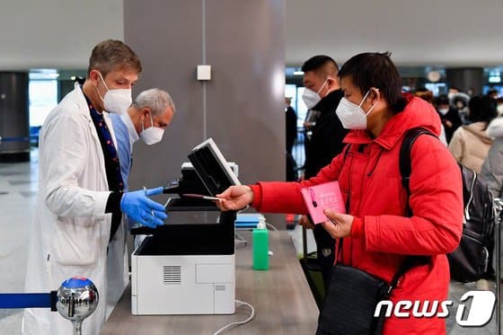 義大利機場對來自中國的旅客，全面進行PCR檢測。（翻自《NEWS 1》）