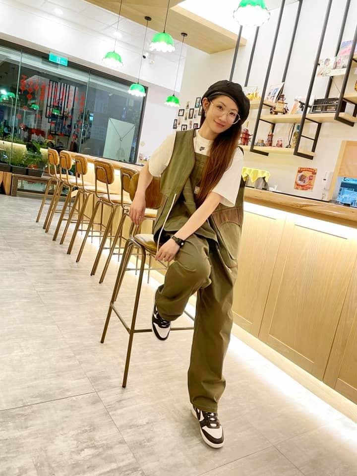 李千娜與兄姐投資500萬元在台中開火鍋店，疫情時期她還親自出馬送外送。（翻攝自李千娜IG）