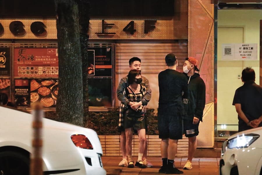 本刊曾直擊溫妮在街頭被男友熊抱,時隔約1年,她與男友的感情繼續增溫。