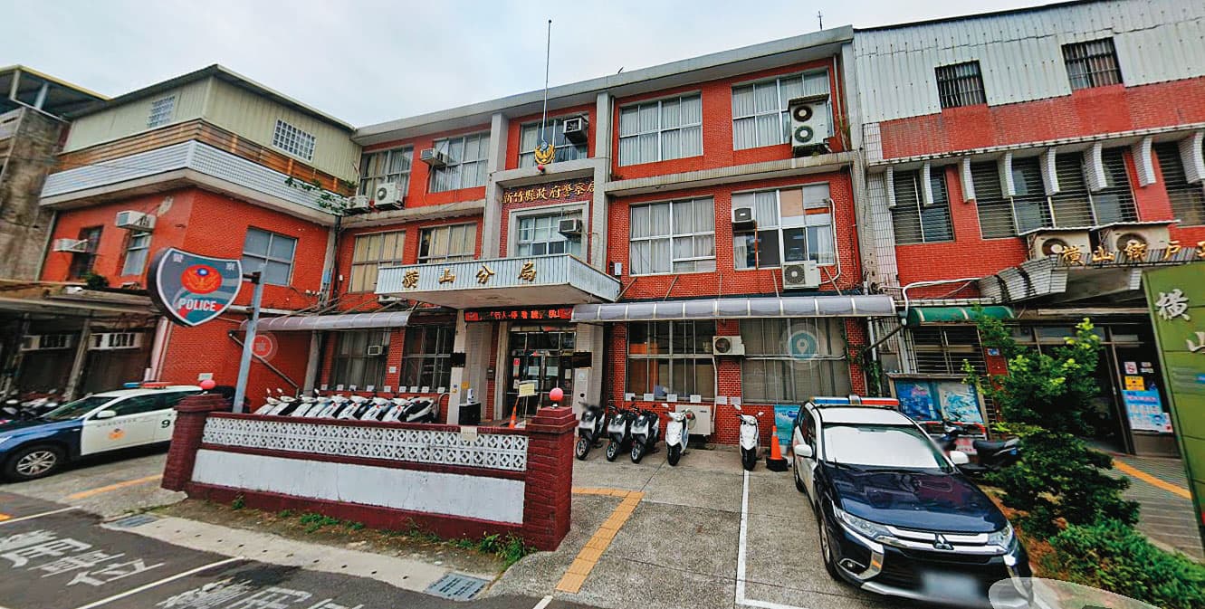 新竹縣橫山分局(圖)接獲議員報案,指遭人恐嚇千萬元,卻意外抓到自己人。(翻攝Google Maps)