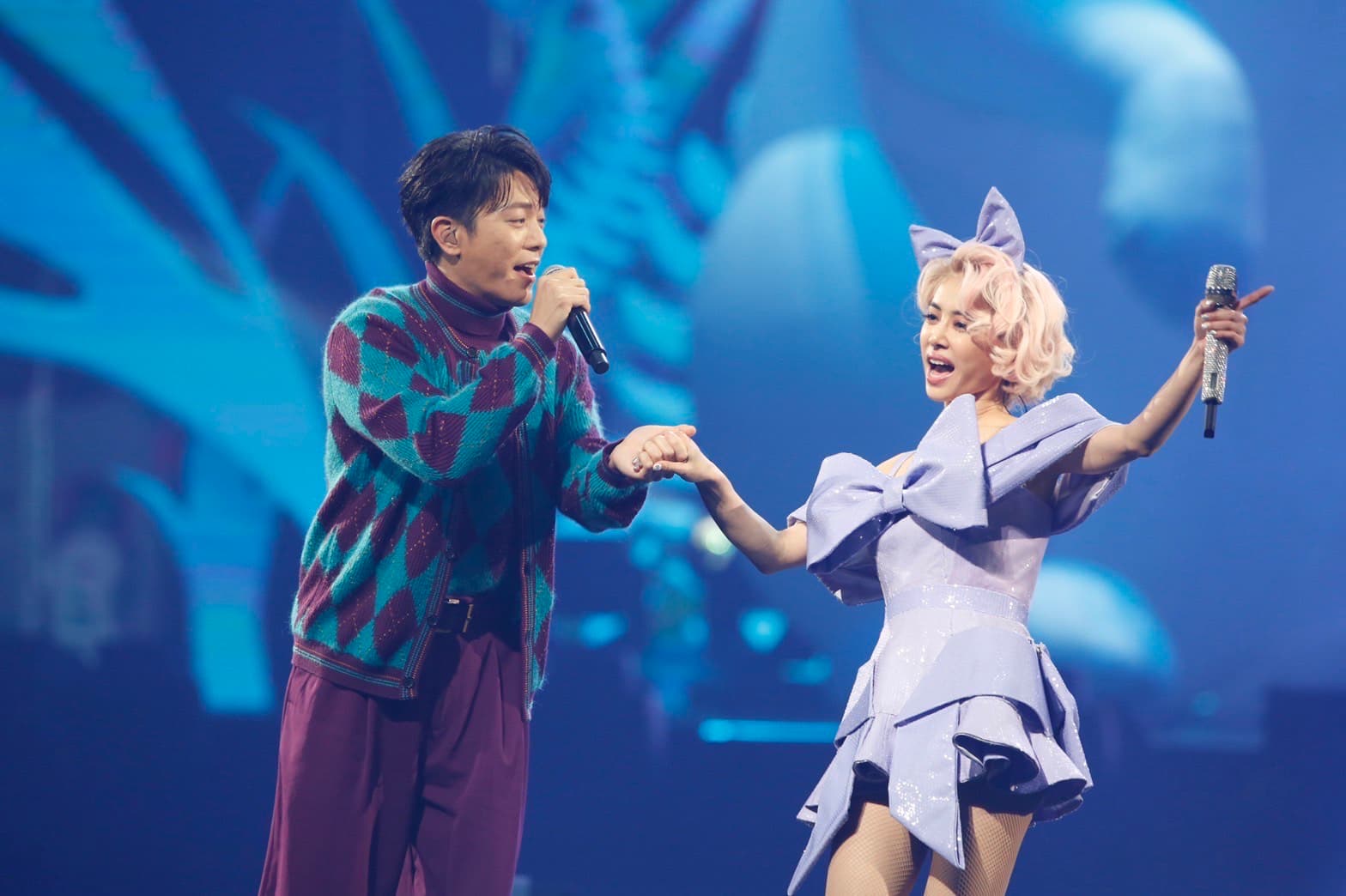 蔡依林與韋禮安演唱〈如果可以〉,唱到情濃處更牽起手。