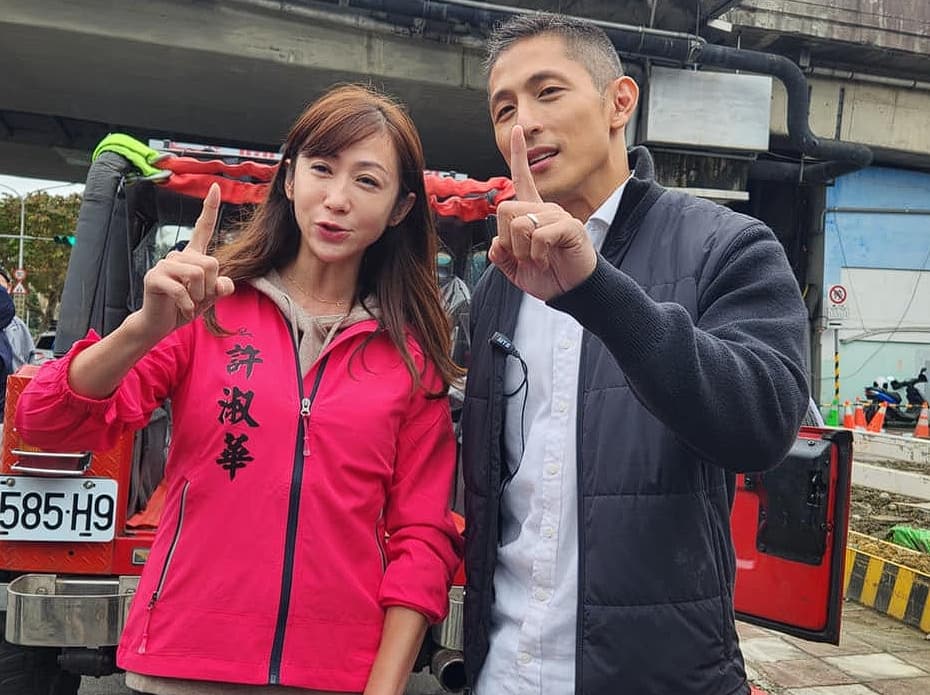 許淑華(左)與吳怡農(右)合體造勢,比出吳怡農的競選號次「1號」,在綠營艱困選區爭取民眾支持。(翻攝自吳怡農臉書)