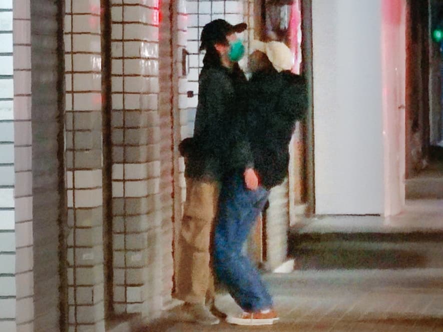 00:09 情到濃時,人高馬大的林奕嵐索性把小隻的巫建和一把抱起。