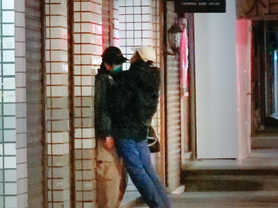00:08 林奕嵐還用身體頂巫建和,整個身子貼上去,即便巫建和這般鋼鐵男子也招架不住。