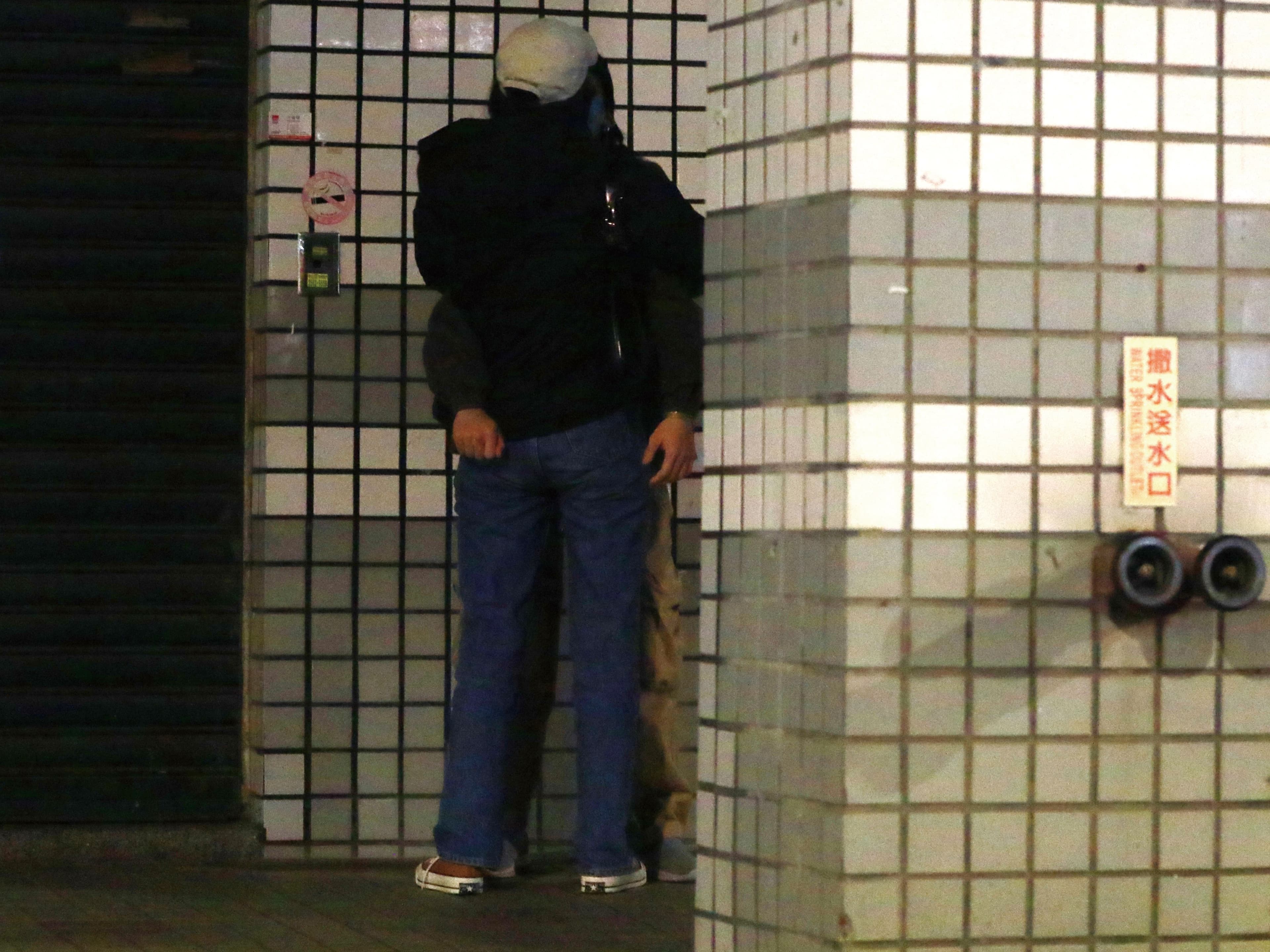 00:07 林奕嵐主動湊上前獻吻,巫建和似乎頗享受,女生還要開八字腿平衡一下。