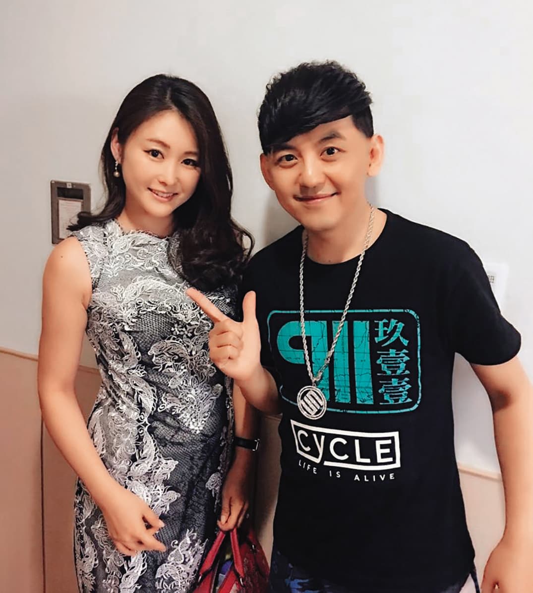 麻衣（左）過往在台灣演藝圈算是活躍，也累積不少人脈。右為黃子佼。（翻攝自麻衣臉書）