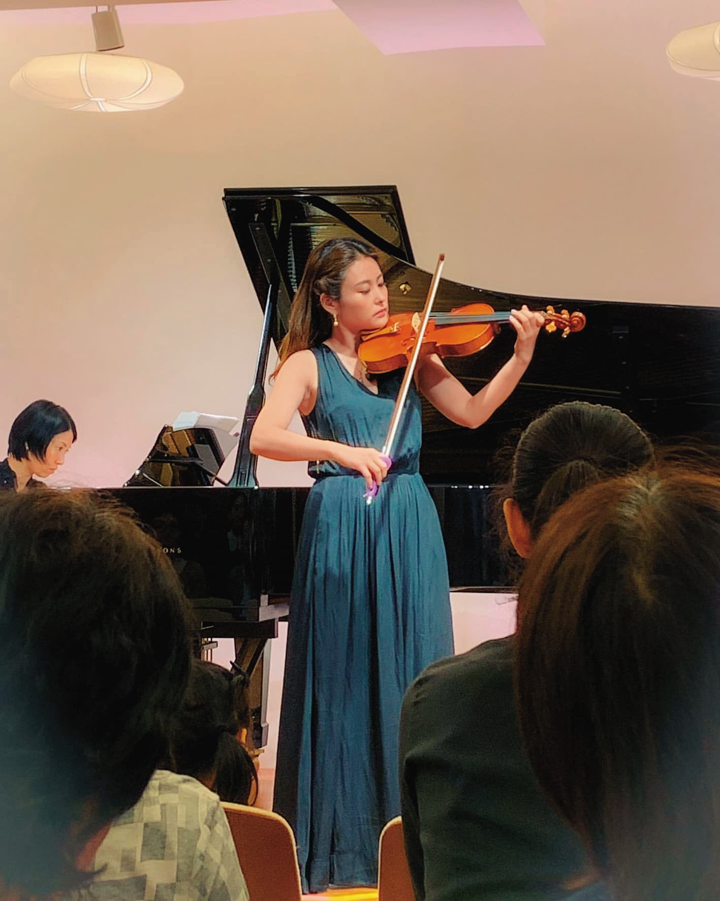 麻衣po出演奏小提琴照片,除了敘述自己擅長才藝教學,也懷念台上的演出。(翻攝自麻衣IG)