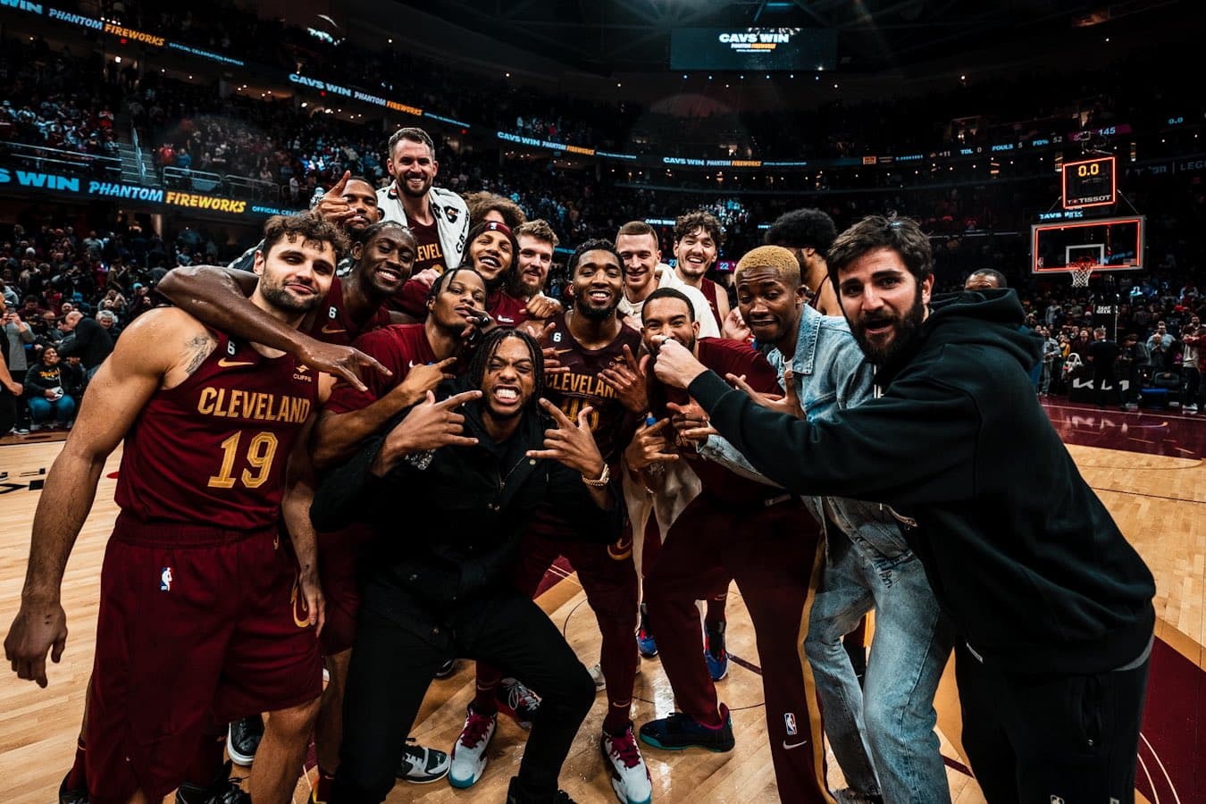 NBA騎士明星後衛米契爾單場砍下71分11助攻,賽後與隊友一同留影紀念。(翻攝自Donovan Mitchell推特)