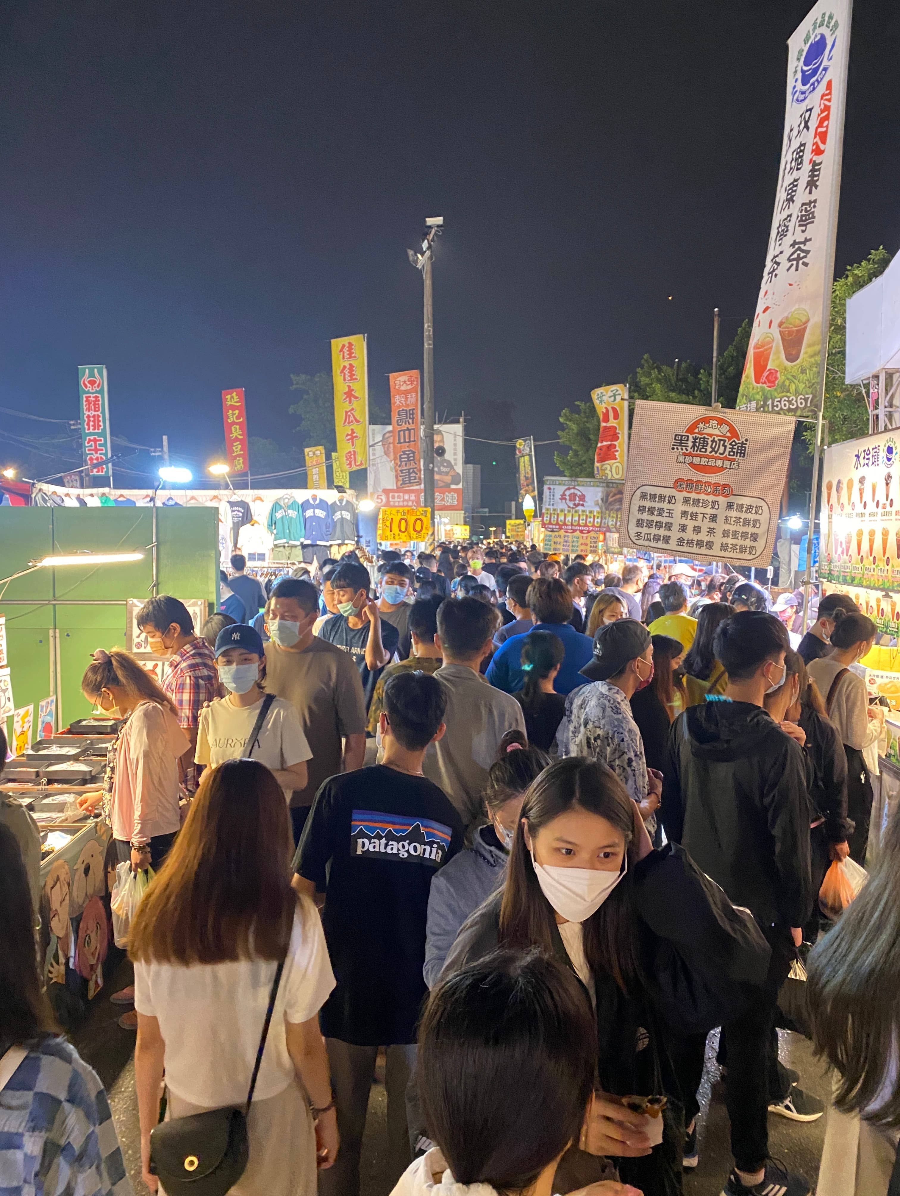 大東夜市營業至今已長達23年,每週一、二、五都會有許多人湧入這裡「逛夜市」。