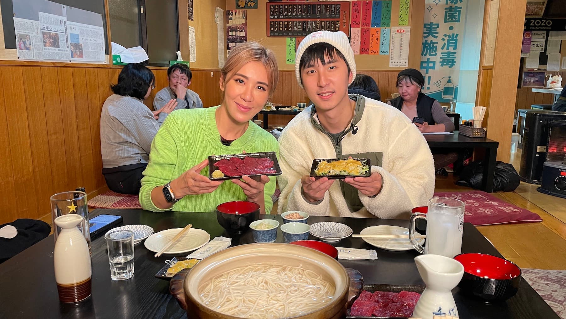 小禎與胡釋安在日本山形縣大嗑美食。(TVBS提供)