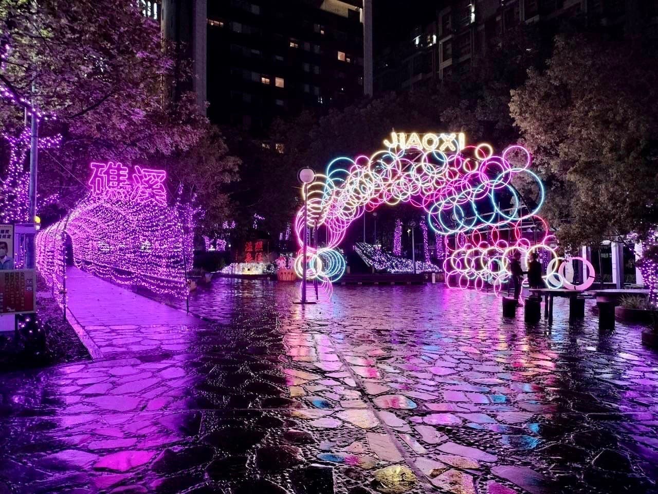 礁溪溫泉燈花季,將燈飾結合溫泉鄉地景打造特色景觀。(翻攝礁溪旅遊觀光網)