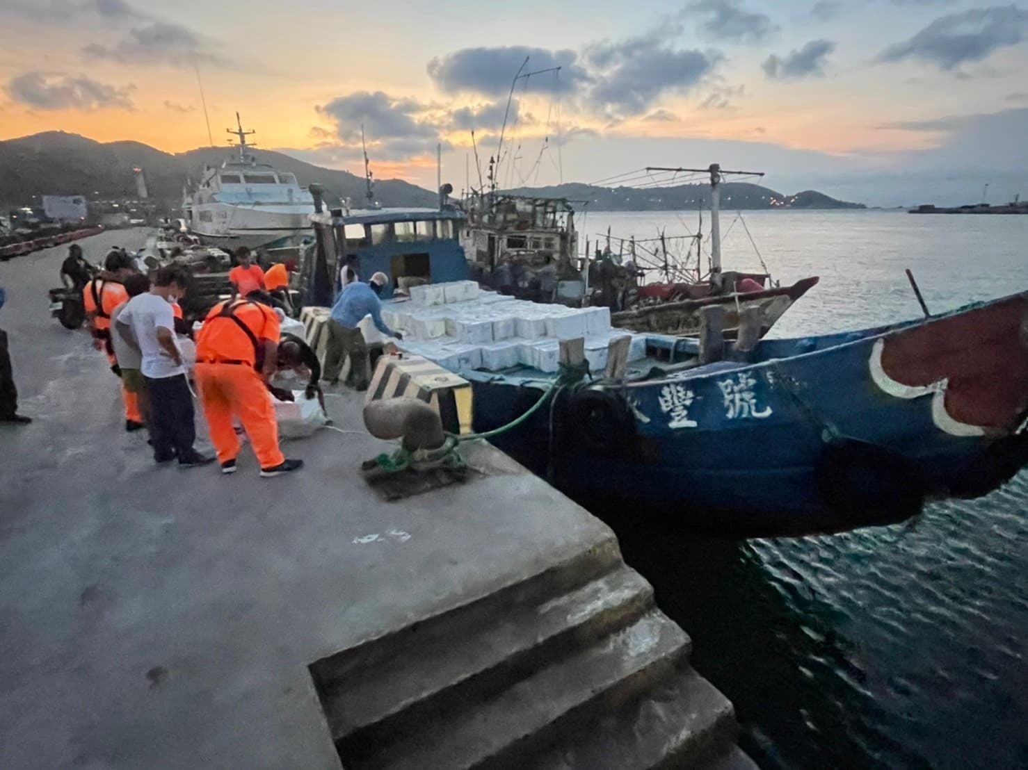 海巡署挨批早已掌握情資卻未積極蒐證。圖為海巡登船查緝走私龍蝦。(洪申翰辦公室提供)
