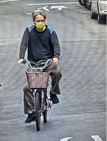 涂明朗平時皆以腳踏車代步。(翻攝畫面)