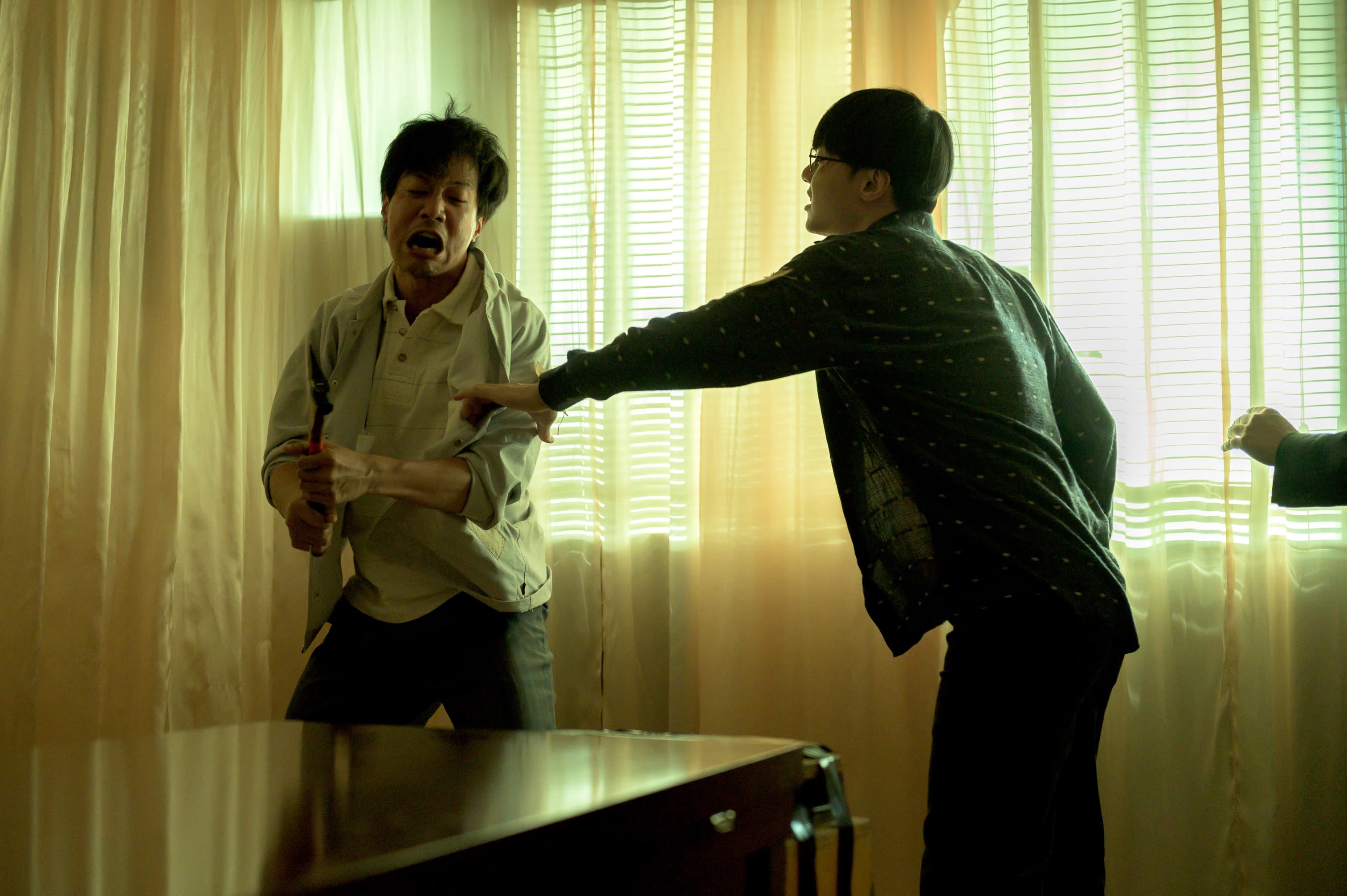 仕凌（左）和施柏宇在《台灣犯罪故事》單元一〈出軌〉中飾演林家兄弟檔。（Disney+提供）