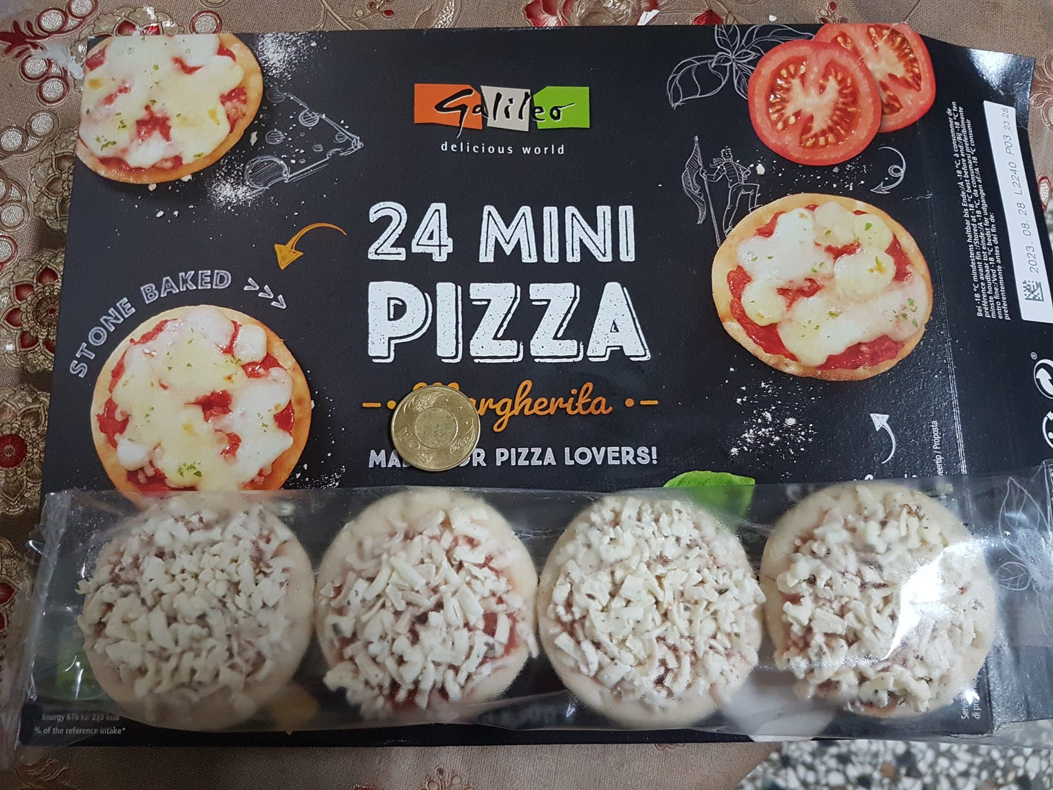 網友貼出「瑪格麗特迷你Pizza」包裝外盒,一旁擺放50元硬幣對比大小。(翻攝臉書社團「Costco好市多商品經驗老實說」)