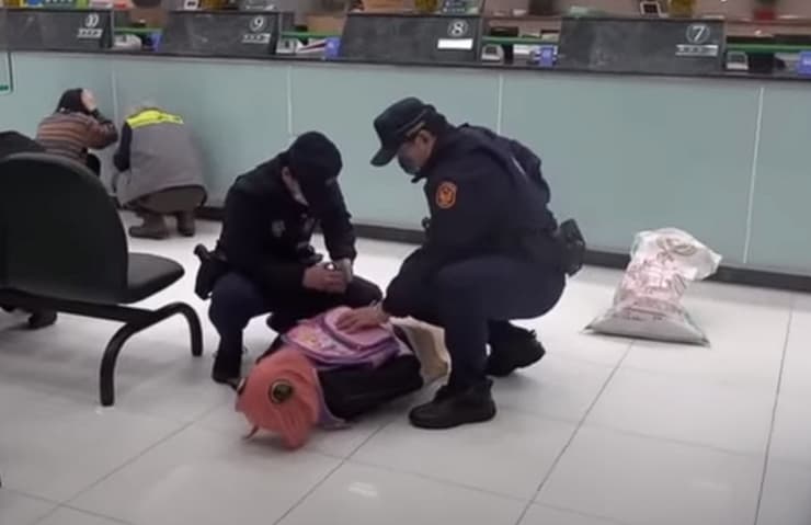 支援警力趕到,學壞的安妮亞被抓了。(翻攝畫面)