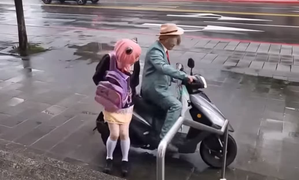 扮裝成安妮亞和黃昏的搶匪騎機車來搶銀行。(翻攝畫面)