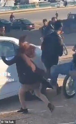 德拉妮當場被男子狠踹毆打。（翻自《每日郵報》）