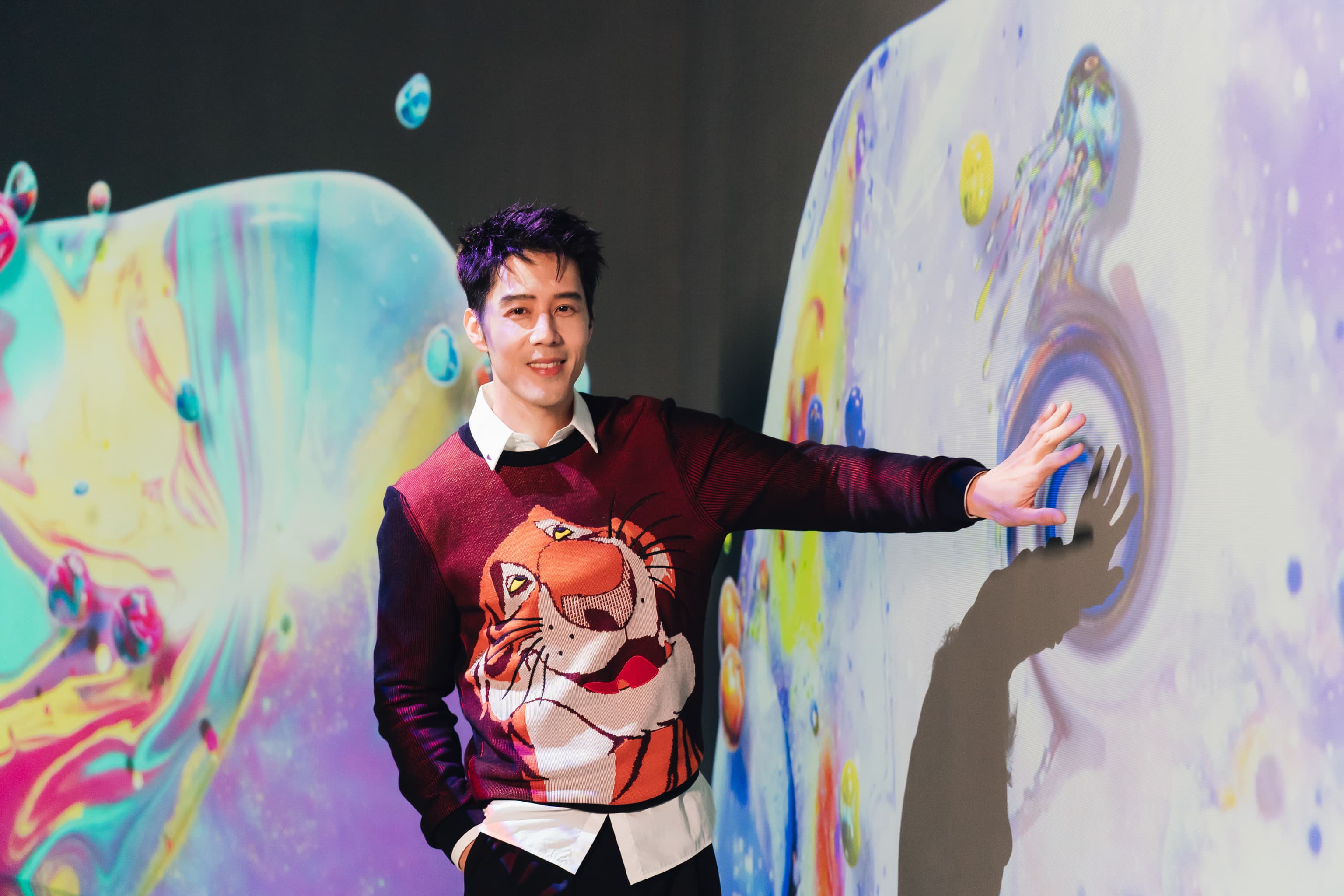 胡宇威今現身士林科教館看展。(寬宏藝術提供)