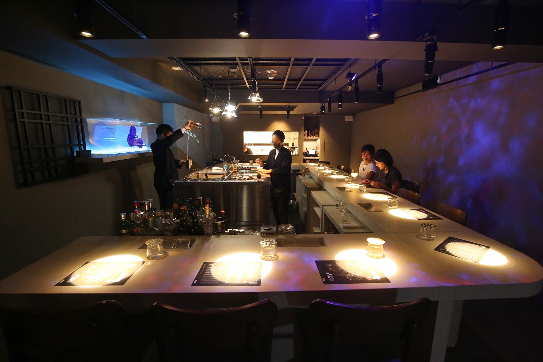 unDer Lab週日限定主題酒單套餐結合光影、音樂與搭配精心設計的餐酒。