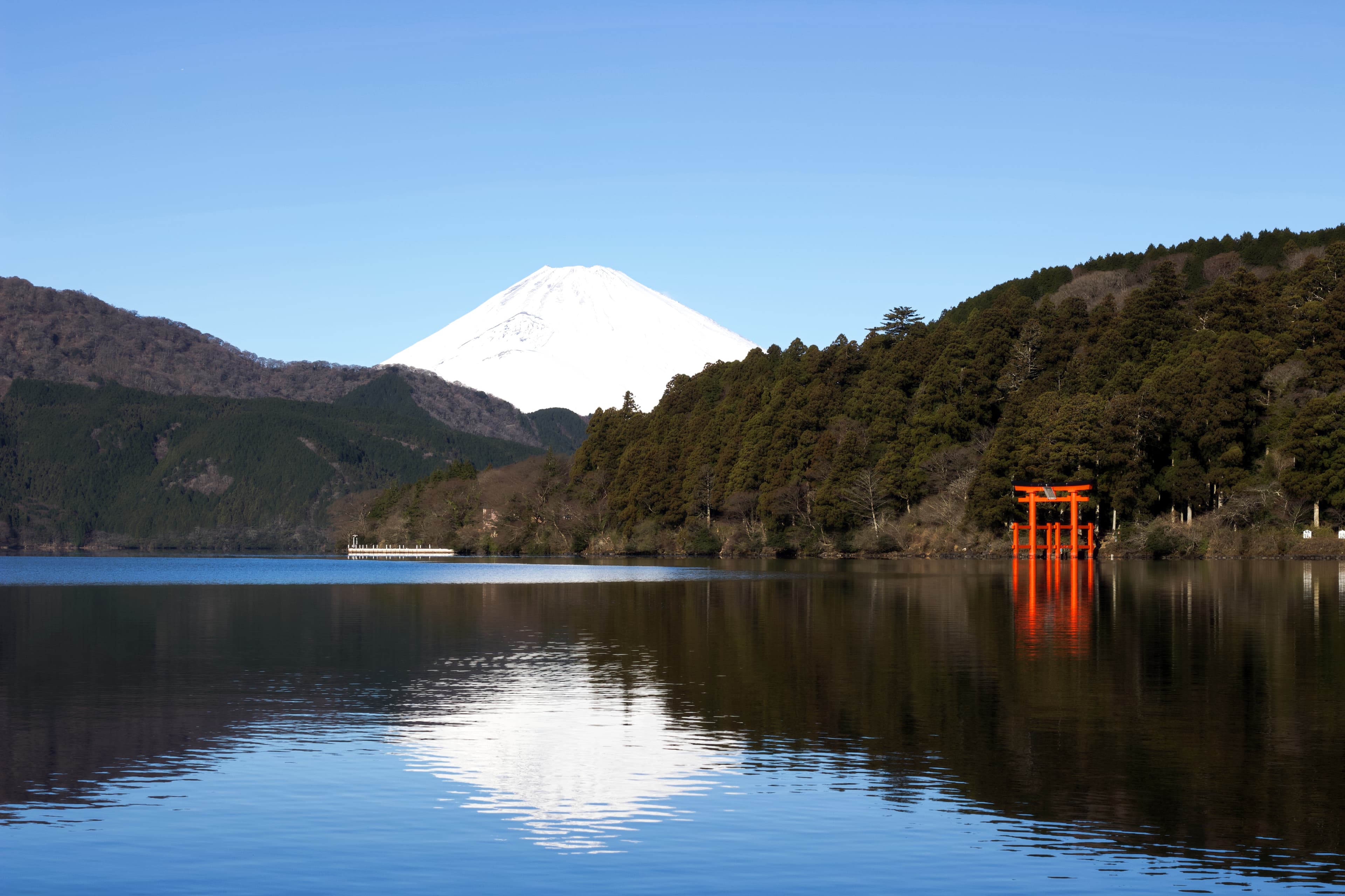 箱根蘆之湖乘船港口旁的停車場，可以拍到萌萌的富士山，天晴無風時還能見到「逆富士」。