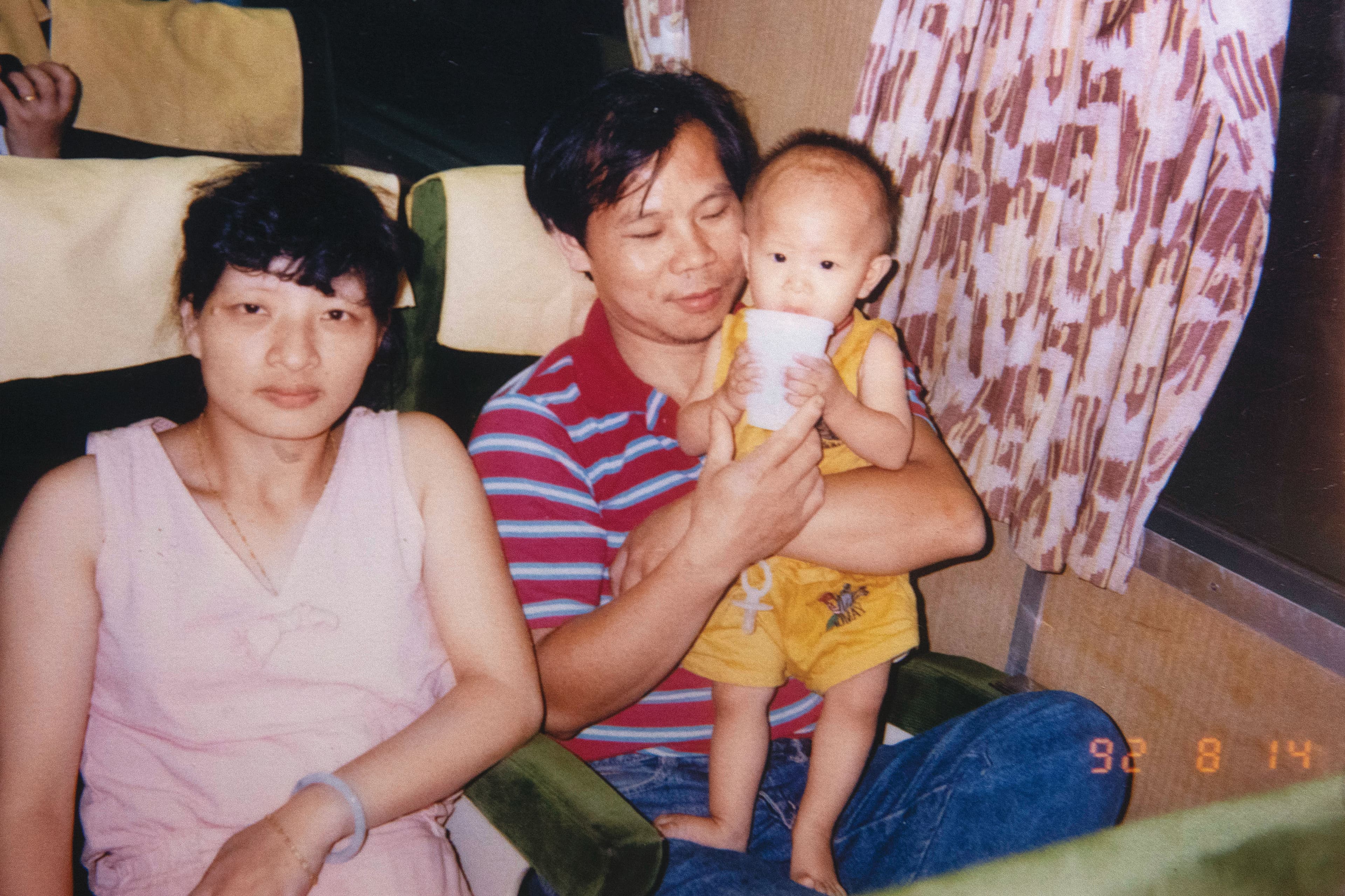 丁富明翻遍相簿,只找到一張和爸媽的合照。他說:「看樣子大約1歲嗎?我完全沒印象了。」(丁富明提供)