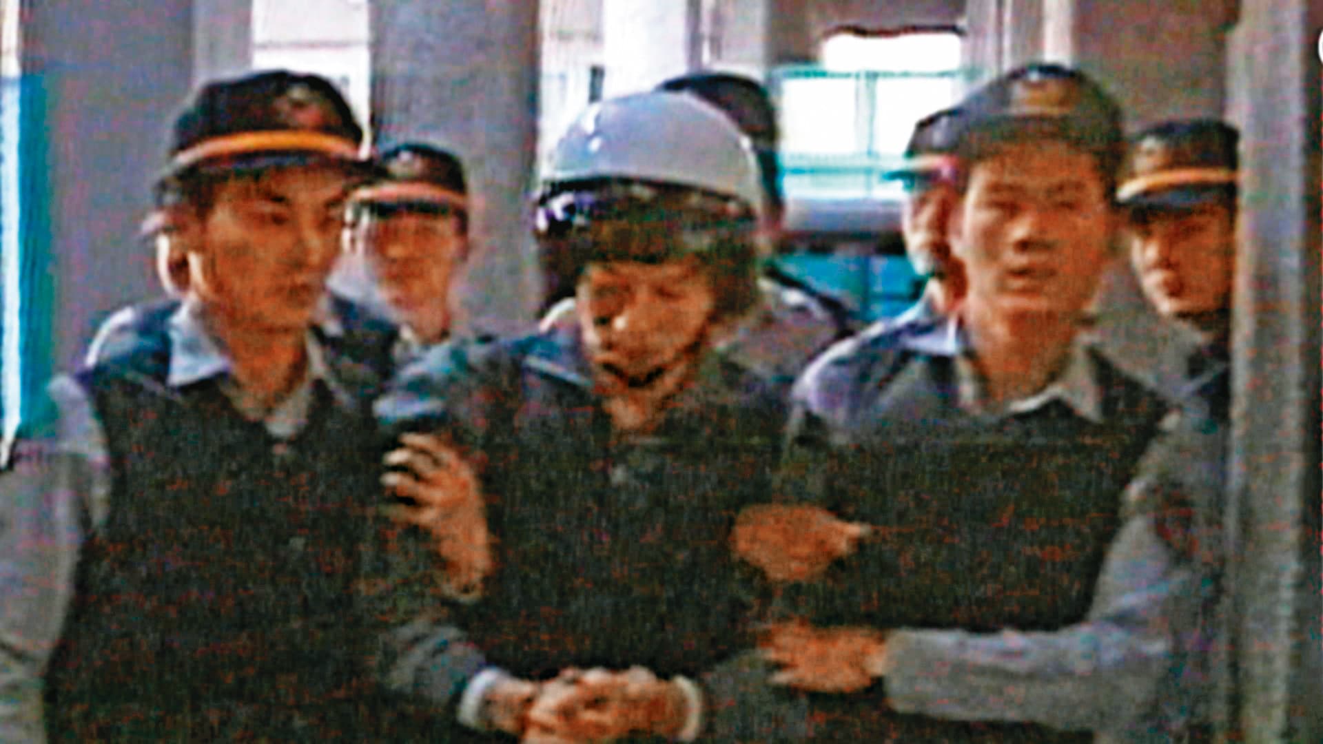 黃鴻寓（中）賊星該敗，意外落網後，被警方移送地檢署歸案。（東森新聞提供）