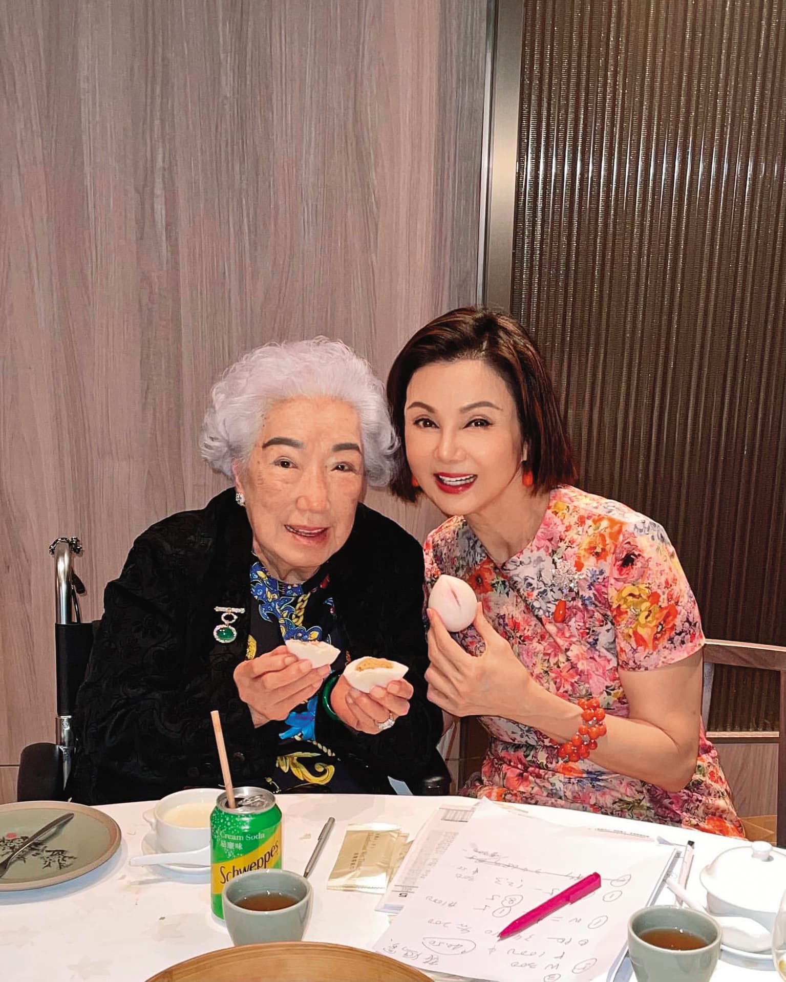 謝玲玲(右)離婚後一直和婆婆(左)維持緊密關係,傳為佳話。(翻攝自謝玲玲IG)