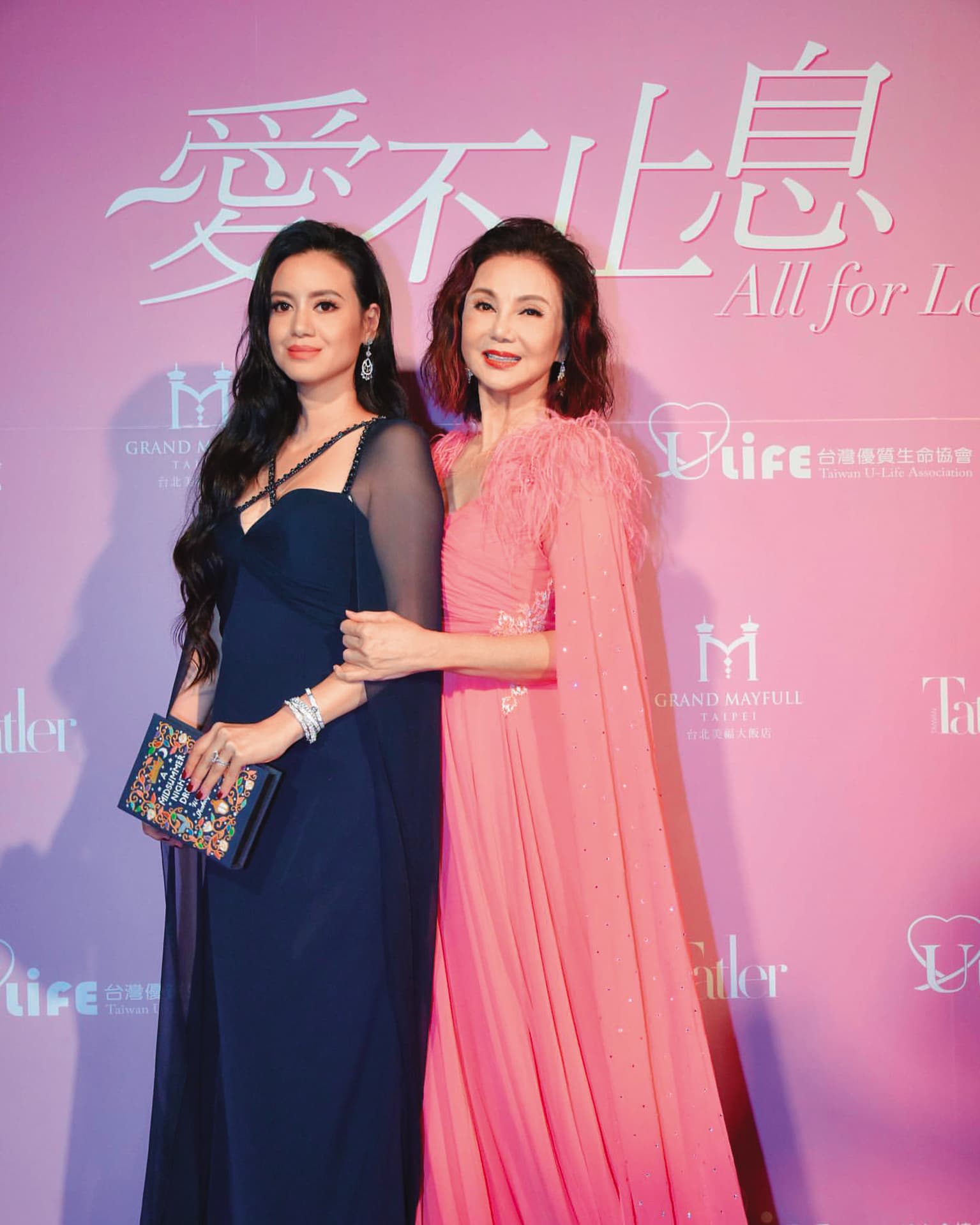 謝玲玲(右)女兒們都遺傳了她的美貌,大女兒林恬兒(左)去年還來台陪她出席台灣優質生命協會慈善活動。(翻攝自謝玲玲IG)