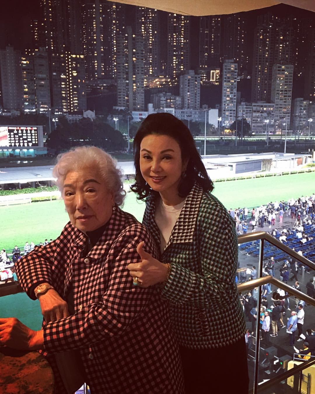 和林建岳離婚後,謝玲玲和婆婆的關係還是很好,各種重要場合還是會相聚。(翻攝自謝玲玲IG)