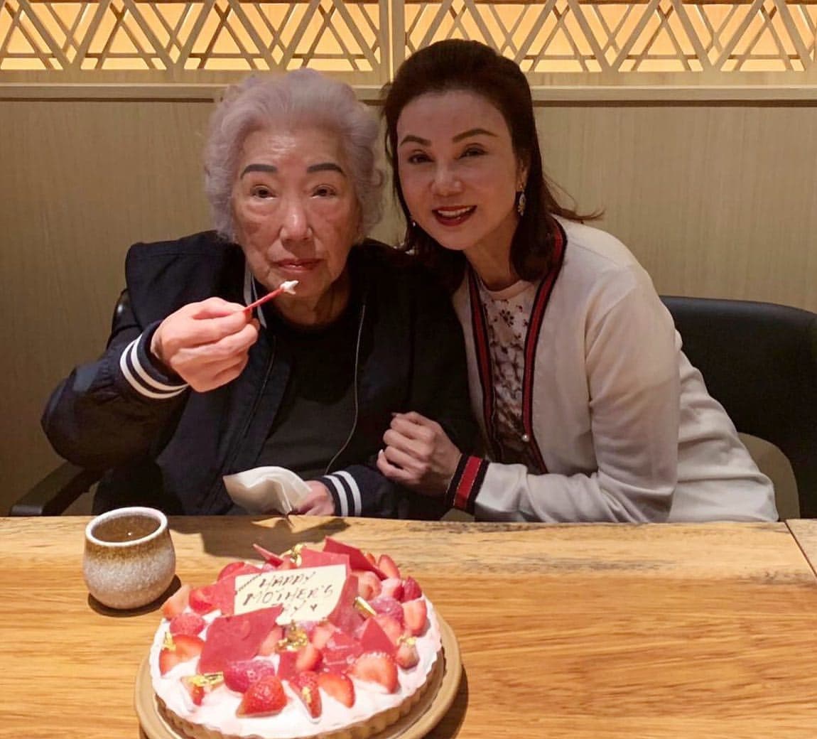 和林建岳離婚後,謝玲玲和婆婆的關係還是很好,各種重要場合還是會相聚。(翻攝自謝玲玲IG)