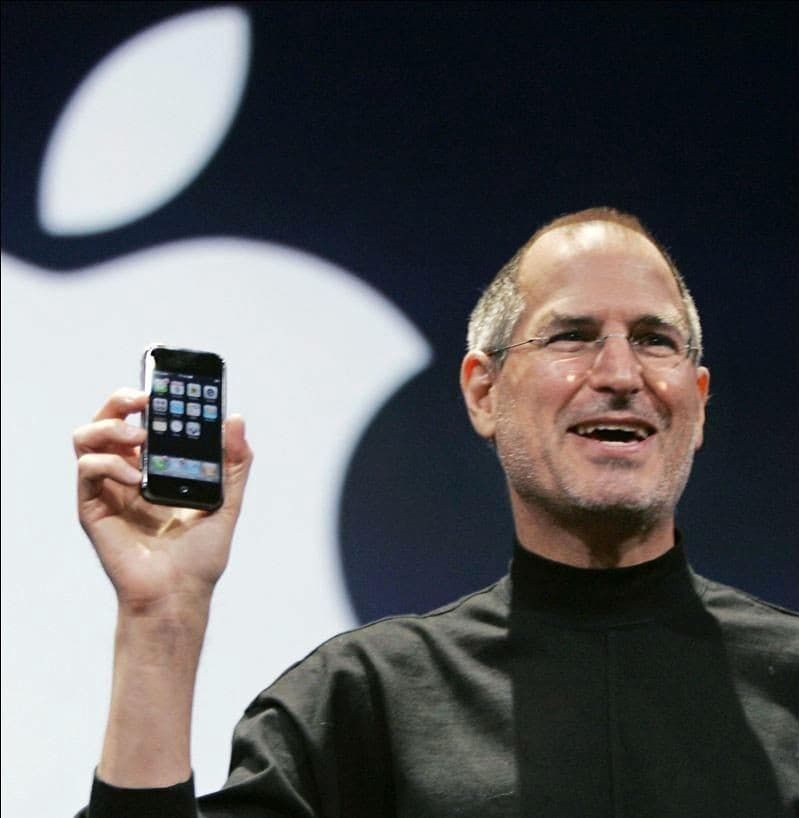 賈伯斯2007年介紹第一代iPhone,從此改變了通訊科技的發展。(翻攝網路)